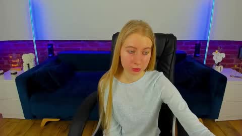 Snapshot of alina__blonde chatting on 2, 3, 2026 Alina online show from 2, 3, 2026