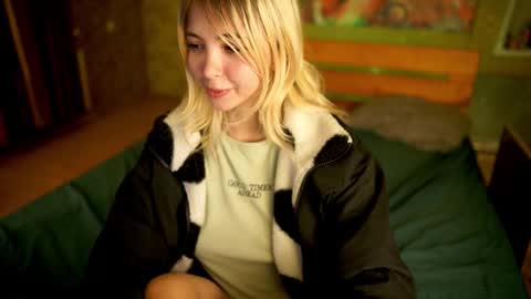 Snapshot of allison_cuty chatting on 3, 10, 2025 Allison online show from 3, 10, 2025