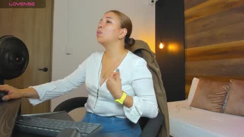 ALMA FENIX  online show from 17, 9, 2025