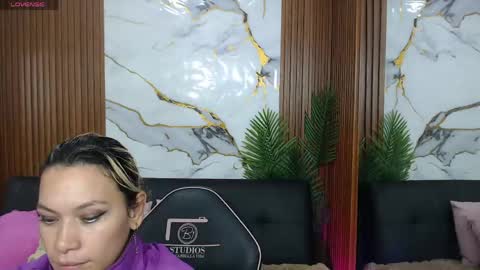 Snapshot of alonddra_tay chatting on 7, 5, 2026 alonddra_tay online show from 7, 5, 2026
