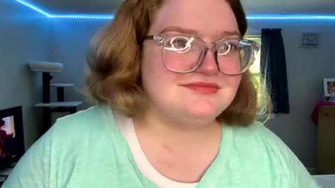 Snapshot of alyssa6960545 chatting on 22, 9, 2025 Lily online show from 22, 9, 2025