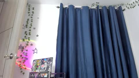Snapshot of alyxroses chatting on 12, 1, 2025 online show from 12, 1, 2025