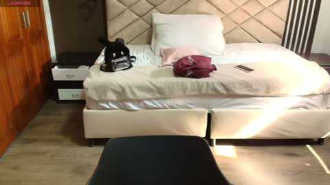 Ambar Ross online show from 13, 1, 2025