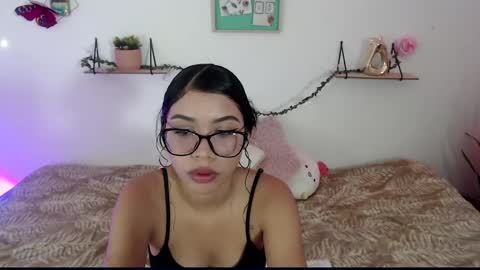 Snapshot of amberjeong chatting on 4, 1, 2025 Amber Jeong online show from 4, 1, 2025