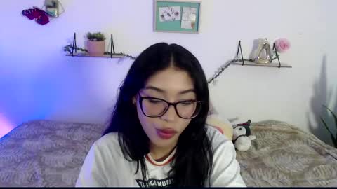 Snapshot of amberjeong chatting on 8, 1, 2025 Amber Jeong online show from 8, 1, 2025