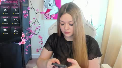 Snapshot of ameliepeach chatting on 27, 4, 2026 Amelie online show from 27, 4, 2026