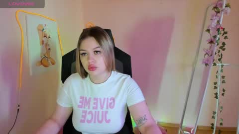 Snapshot of ameliepeach chatting on 20, 5, 2026 Amelie online show from 20, 5, 2026