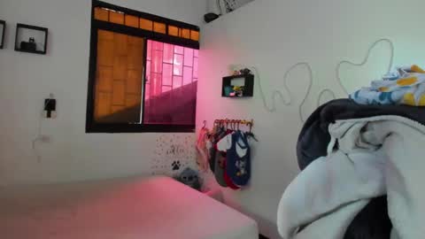 Snapshot of amy_and_eloise chatting on 4, 10, 2025 AmyEloise online show from 4, 10, 2025