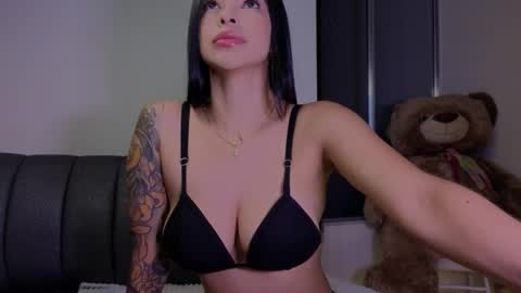Snapshot of andrea_torres_ chatting on 4, 5, 2026 online show from 4, 5, 2026