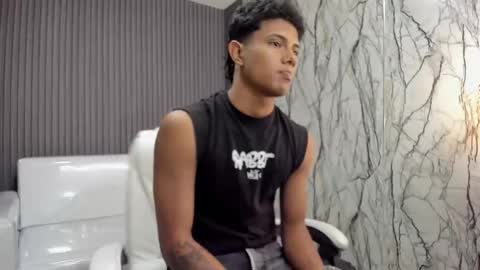 Snapshot of andrew_myersx chatting on 19, 12, 2025 ANDREW online show from 19, 12, 2025