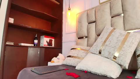 Nicolle  online show from 14, 2, 2025