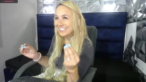 Snapshot of angel_white25 chatting on 16, 4, 2026 Angel online show from 16, 4, 2026