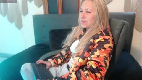 Snapshot of angel_white25 chatting on 6, 5, 2026 Angel online show from 6, 5, 2026