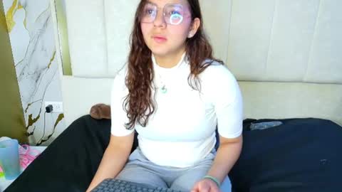 Snapshot of angeles_azul chatting on 25, 6, 2026 angel online show from 25, 6, 2026