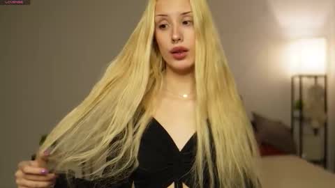 Snapshot of angelic_lynn chatting on 1, 12, 2025 angelic_lynn online show from 1, 12, 2025