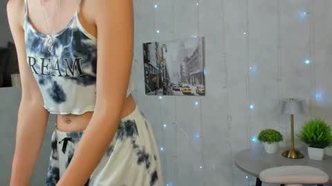 Snapshot of angelica_rayan chatting on 4, 10, 2025 angelica_rayan online show from 4, 10, 2025