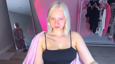 Snapshot of angellisss chatting on 9, 7, 2026 Cutie online show from 9, 7, 2026