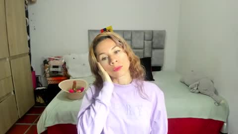 Snapshot of angie_blondie chatting on 4, 2, 2025 angie online show from 4, 2, 2025
