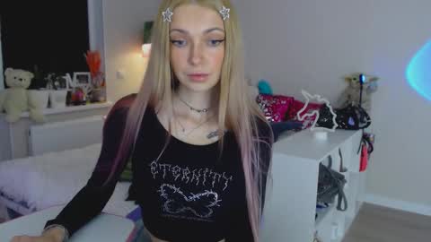 Snapshot of anita_moon_ chatting on 28, 10, 2025 anita_moon_ online show from 28, 10, 2025