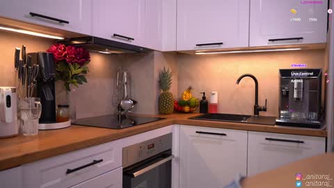 Im Anita thumb up me please its important online show from 22, 11, 2025