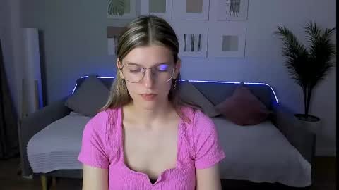 Snapshot of annathorne chatting on 19, 5, 2026 Im Anna online show from 19, 5, 2026