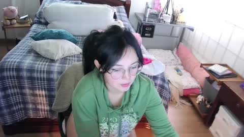 LAURA - A n n i e  S w a n online show from 21, 1, 2025