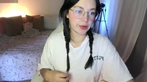 LAURA - A n n i e  S w a n online show from 5, 10, 2025