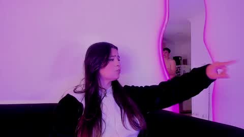 Annie  Alex online show from 4, 3, 2025