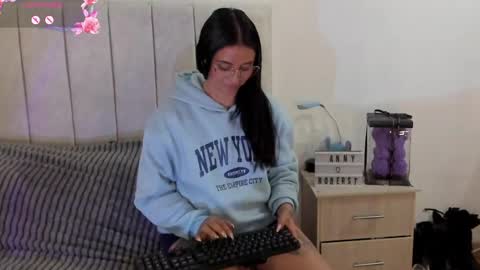 Snapshot of annyroberts_89 chatting on 2, 6, 2026 Anny online show from 2, 6, 2026