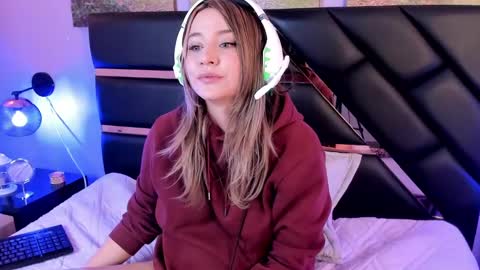 Snapshot of antonellalove_ chatting on 10, 12, 2024 My name is Andrea thumb up me please its important online show from 10, 12, 2024