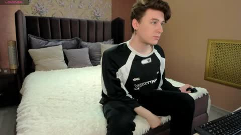 Snapshot of antonylewis chatting on 16, 4, 2026 YummyTony online show from 16, 4, 2026