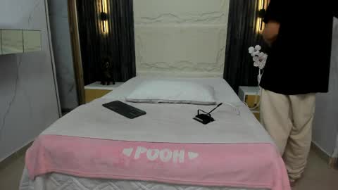   online show from 7, 4, 2026