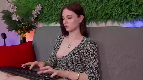 Snapshot of aprilavery chatting on 8, 3, 2025 April online show from 8, 3, 2025