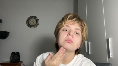 Snapshot of ari_crystal chatting on 2, 2, 2026 ari_crystal online show from 2, 2, 2026