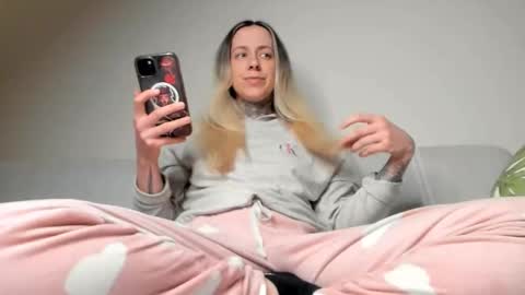 Ariana  Steven online show from 8, 2, 2026