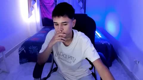 Snapshot of aron_boyy chatting on 3, 10, 2025 Aaron online show from 3, 10, 2025