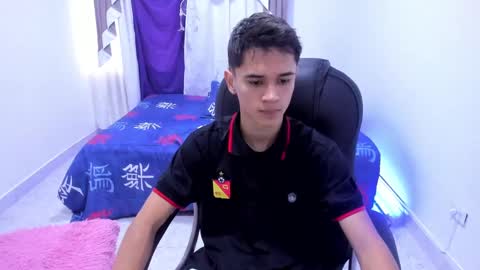 Snapshot of aron_boyy chatting on 8, 10, 2025 Aaron online show from 8, 10, 2025