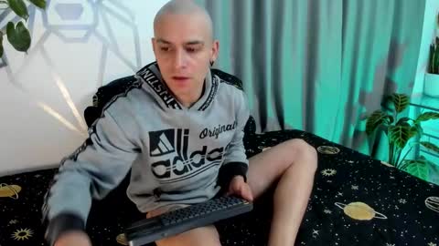 Snapshot of aron_santoro1 chatting on 4, 1, 2025 Aron Santoro online show from 4, 1, 2025