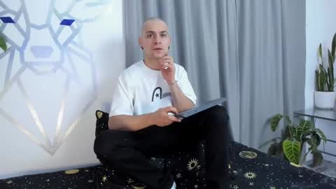 Snapshot of aron_santoro1 chatting on 7, 1, 2025 Aron Santoro online show from 7, 1, 2025