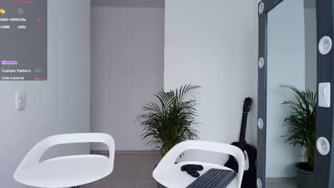 Snapshot of aron_santoro1 chatting on 24, 10, 2025 Aron Santoro online show from 24, 10, 2025