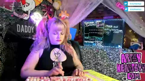 Snapshot of artsyheartsyy chatting on 25, 4, 2026 ArtsyHeartsyy online show from 25, 4, 2026