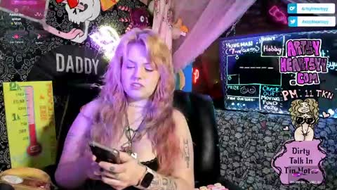 Snapshot of artsyheartsyy chatting on 30, 4, 2026 ArtsyHeartsyy online show from 30, 4, 2026