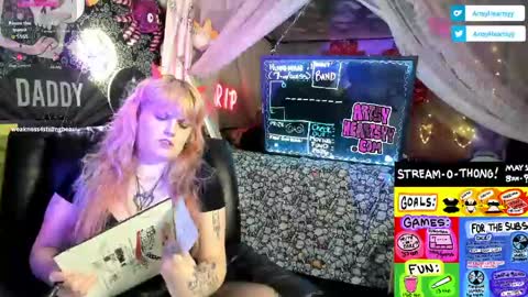 Snapshot of artsyheartsyy chatting on 2, 5, 2026 ArtsyHeartsyy online show from 2, 5, 2026