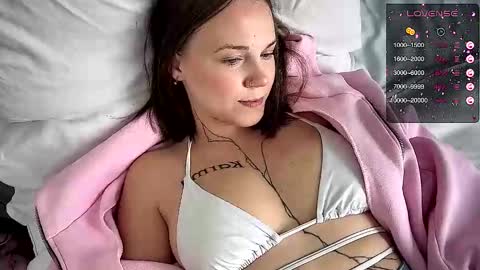 Arya brunett and Cassie blond online show from 7, 11, 2025