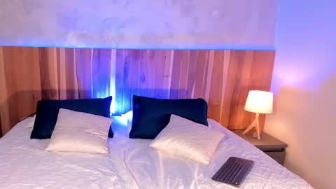 Ashley Santoss online show from 11, 9, 2025