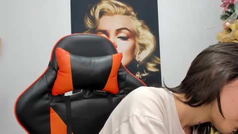 Snapshot of ashleytravis_ chatting on 24, 12, 2024 online show from 24, 12, 2024