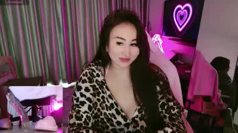 Snapshot of asianqueen777ohmi chatting on 31, 10, 2025 Rose Mingna online show from 31, 10, 2025