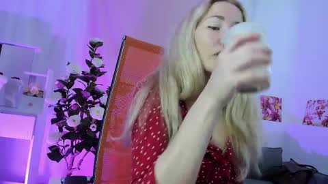 Snapshot of astramonroe chatting on 19, 5, 2026 astramonroe online show from 19, 5, 2026
