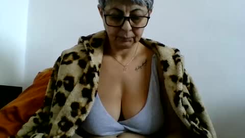 Snapshot of atikaarea chatting on 1, 1, 2025 atikaarea online show from 1, 1, 2025