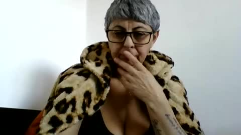 Snapshot of atikaarea chatting on 5, 1, 2025 atikaarea online show from 5, 1, 2025